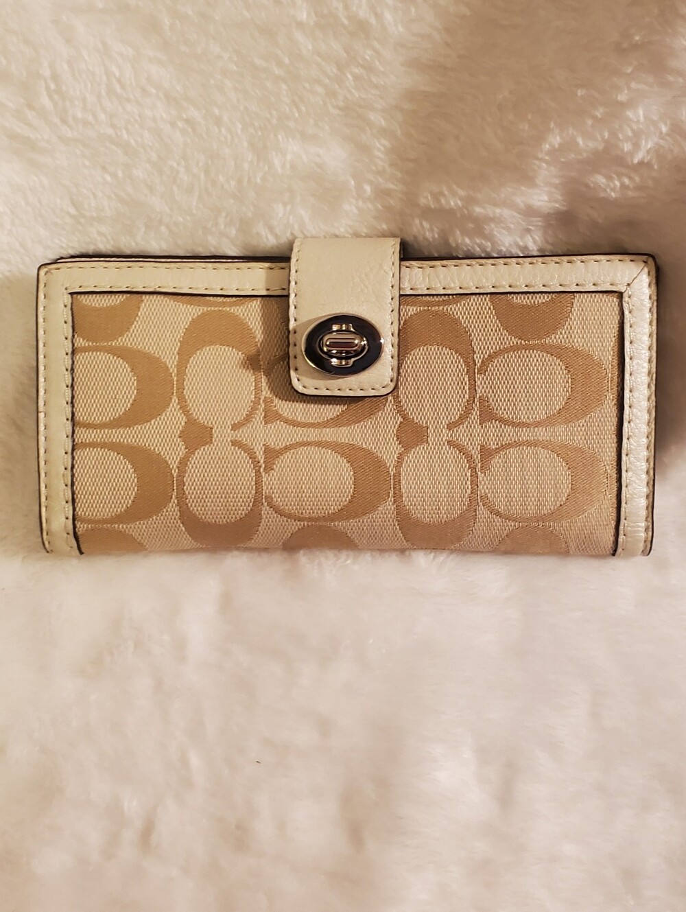 NWOT COACH Signature Turnlock  Wallet